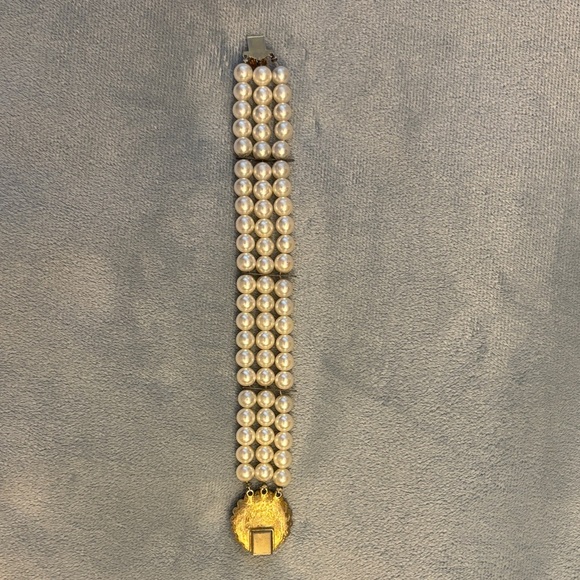 Luxurious White and Gold Multi-Strand Bracelet - Picture 2 of 4